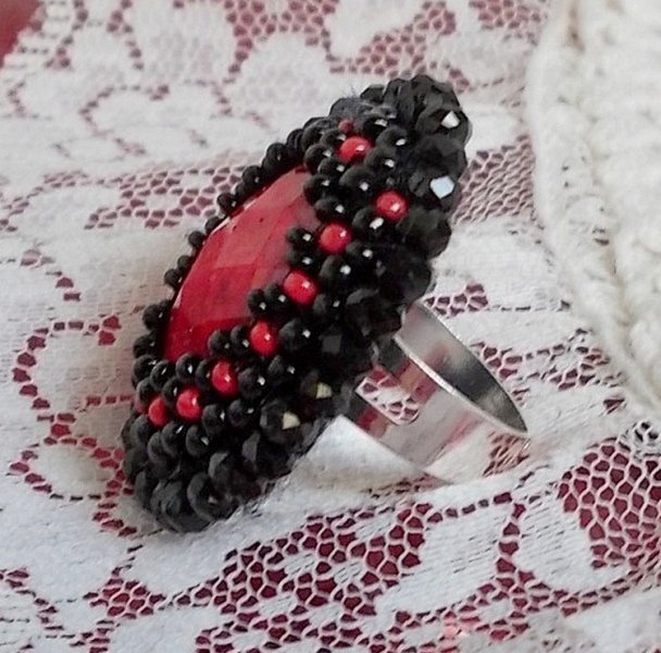 Midnight in Paris ring broderet med en rød facetteret cabochon og runde sorte perler