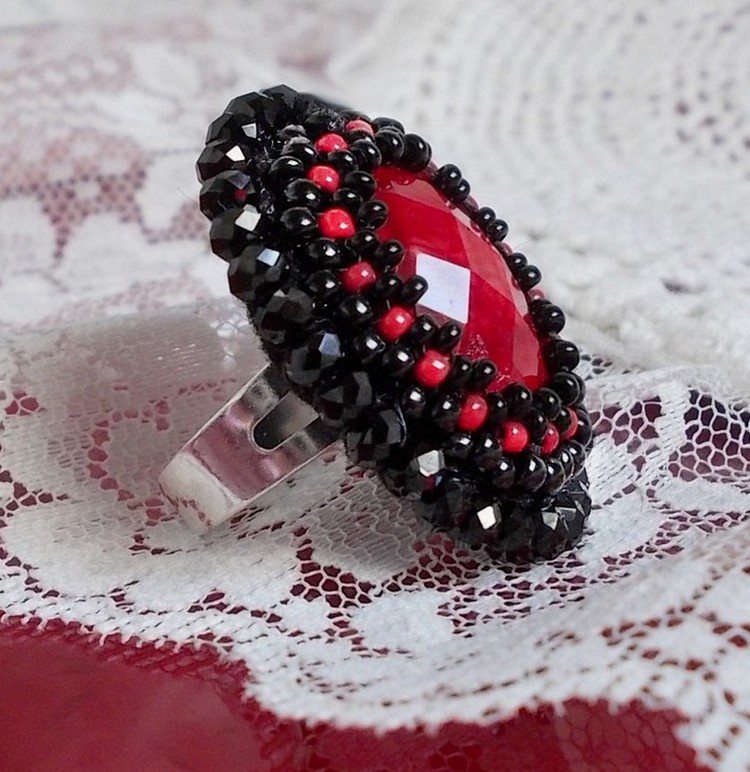 Midnight in Paris ring broderet med en rød facetteret cabochon og runde sorte perler