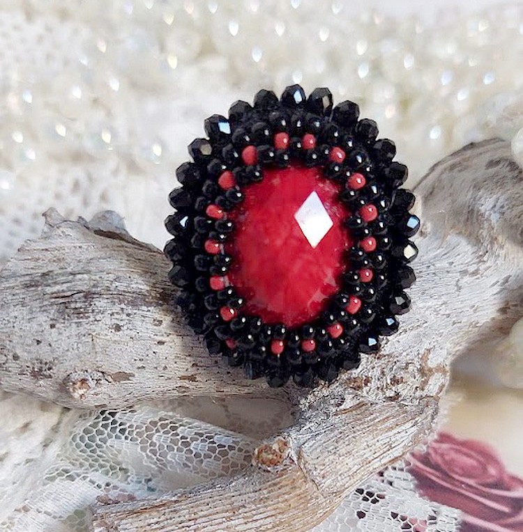 Midnight in Paris ring broderet med en rød facetteret cabochon og runde sorte perler