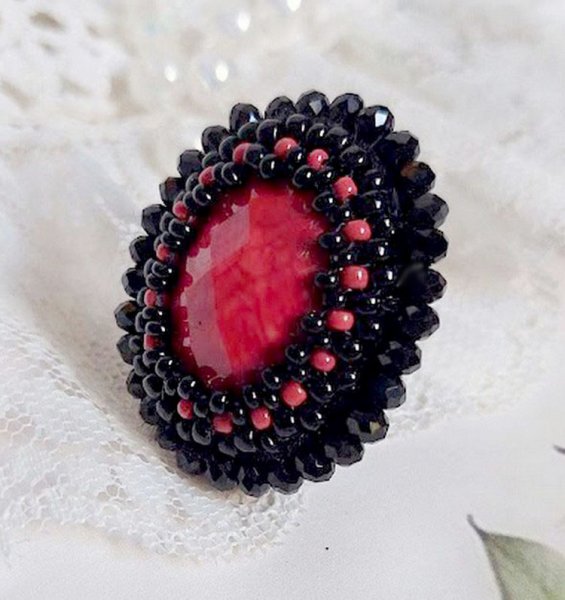 Midnight in Paris ring broderet med en rød facetteret cabochon og runde sorte perler