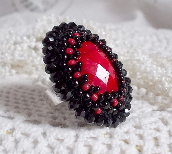Midnight in Paris ring broderet med en rød facetteret cabochon og runde sorte perler