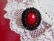 Midnight in Paris ring broderet med en rød facetteret cabochon og runde sorte perler