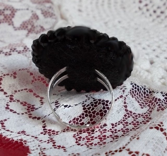 Midnight in Paris ring broderet med en rød facetteret cabochon og runde sorte perler