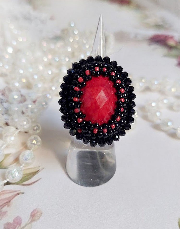 Midnight in Paris ring broderet med en rød facetteret cabochon og runde sorte perler