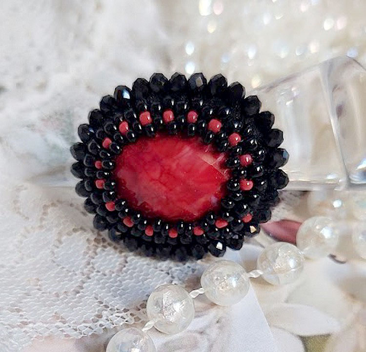 Midnight in Paris ring broderet med en rød facetteret cabochon og runde sorte perler
