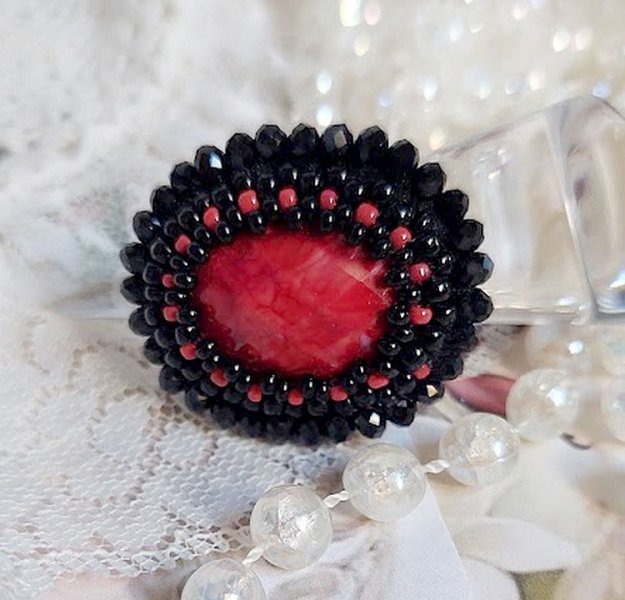 Midnight in Paris ring broderet med en rød facetteret cabochon og runde sorte perler