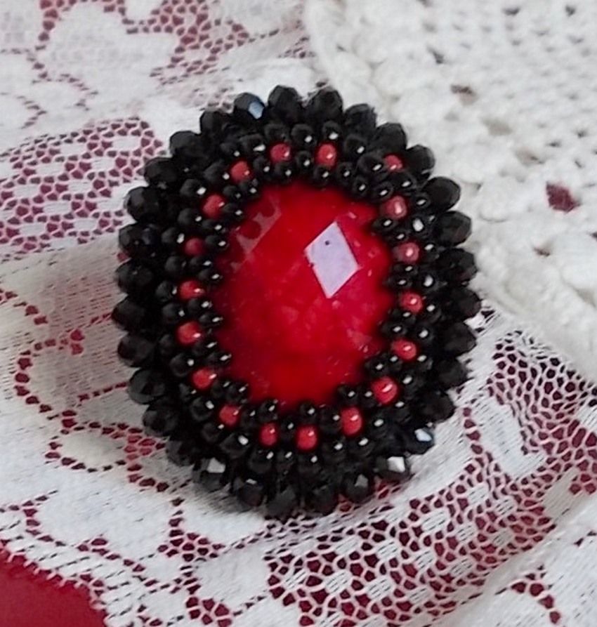 Midnight in Paris ring broderet med en rød facetteret cabochon og runde sorte perler