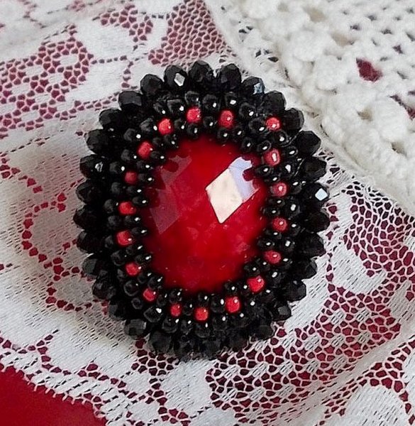 Midnight in Paris ring broderet med en rød facetteret cabochon og runde sorte perler