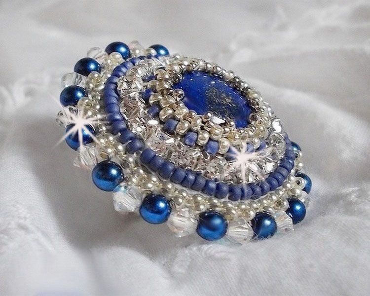 Blue Nile ring broderet med lapis lazuli og Swarovski krystaller