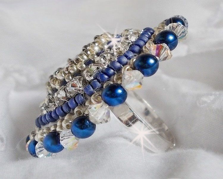 Blue Nile ring broderet med lapis lazuli og Swarovski krystaller