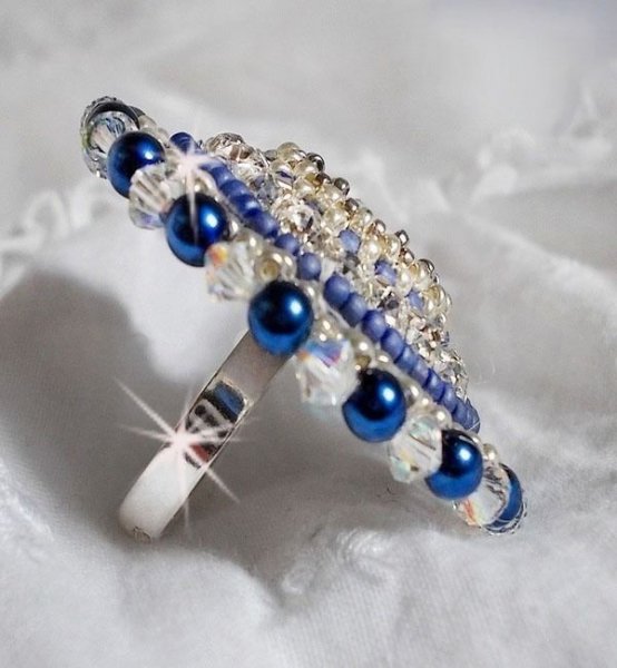 Blue Nile ring broderet med lapis lazuli og Swarovski krystaller