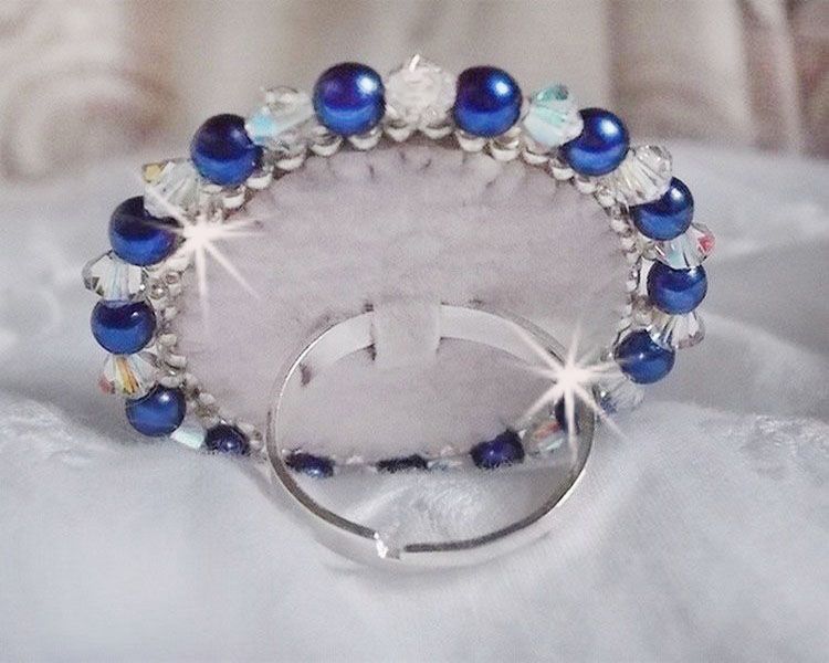 Blue Nile ring broderet med lapis lazuli og Swarovski krystaller