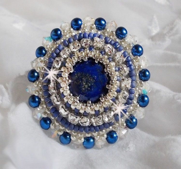 Blue Nile ring broderet med lapis lazuli og Swarovski krystaller