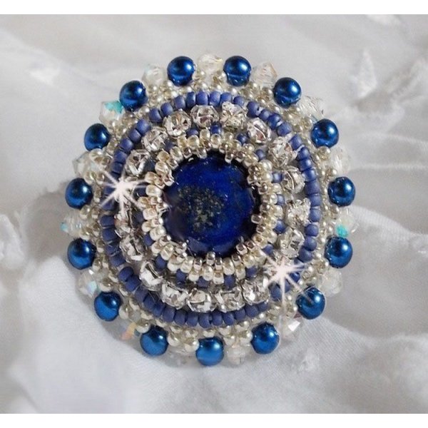 Blue Nile ring broderet med lapis lazuli og Swarovski krystaller