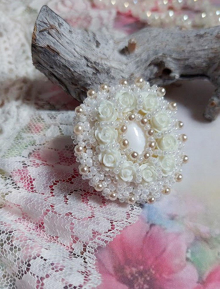 Bague Nuages Blancs brodée avec une nacre naturel, roses résines, perles nacrées, rocailles verres et bague rhodié