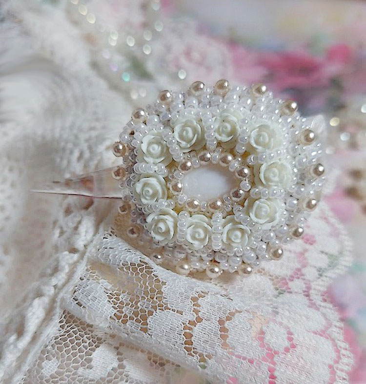 Bague Nuages Blancs brodée avec une nacre naturel, roses résines, perles nacrées, rocailles verres et bague rhodié