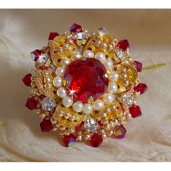 Ring L'Oiseau des Iles Rouge Dor&eacute; broderet med perleperler, Swarovski-krystaller, et smukt blomsterprint og fr&oslash;perler.