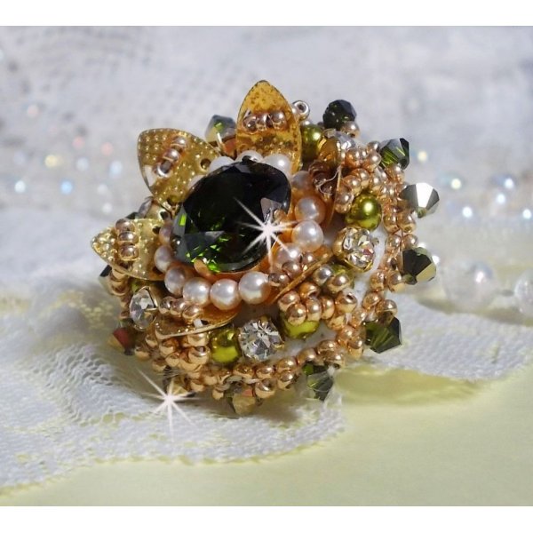L'Oiseau des Iles Green Gold Ring broderet med Swarovski-krystaller, chatoner, perler og fr&oslash;perler