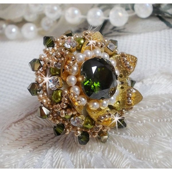 L'Oiseau des Iles Green Gold Ring broderet med Swarovski-krystaller, chatoner, perler og fr&oslash;perler