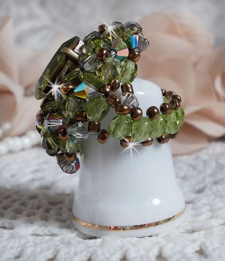 Bague Olivine avec des Cristaux de Swarovski et des perles de bohême