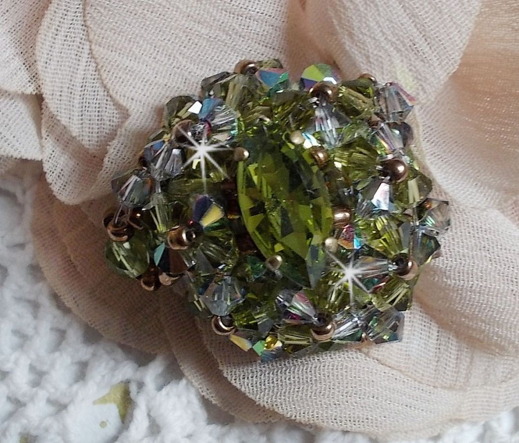 Bague Olivine avec des Cristaux de Swarovski et des perles de bohême