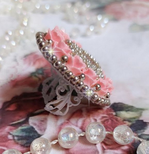 Parisian Roses ring broderet med en kvarts cabochon prydet med harpiks roser og rocailles