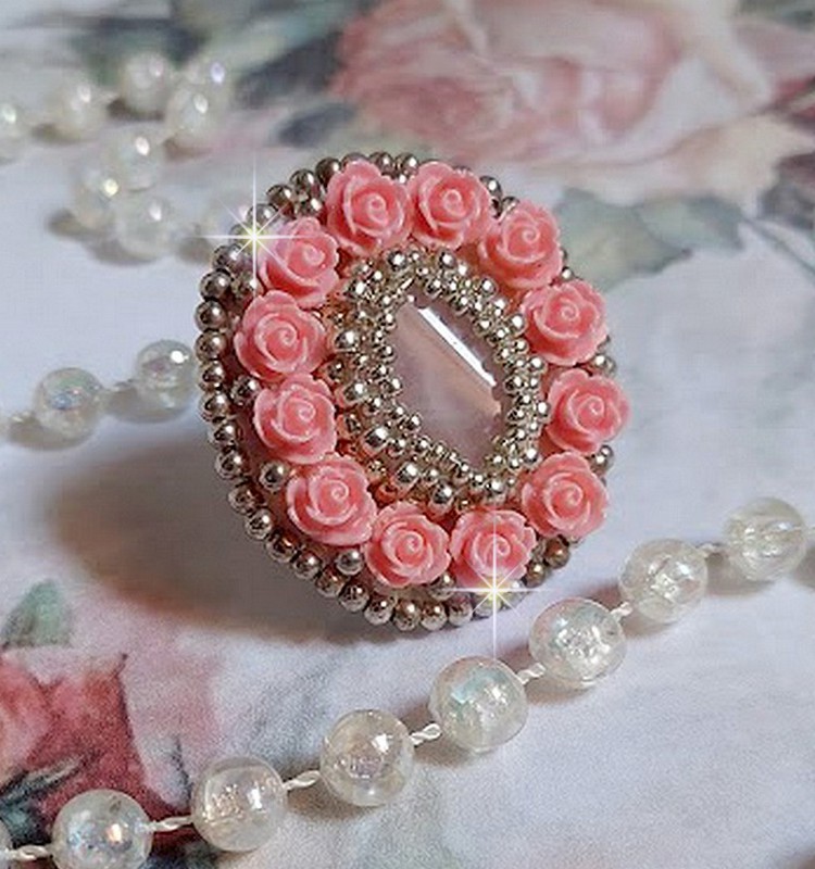 Parisian Roses ring broderet med en kvarts cabochon prydet med harpiks roser og rocailles