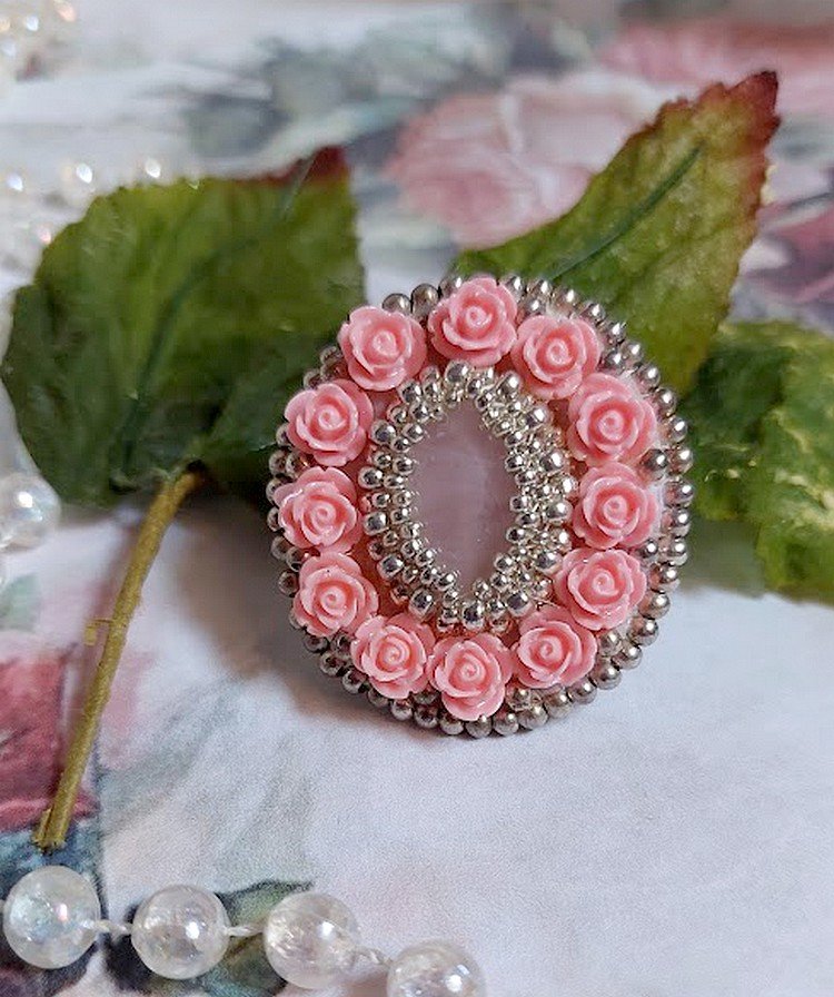 Parisian Roses ring broderet med en kvarts cabochon prydet med harpiks roser og rocailles