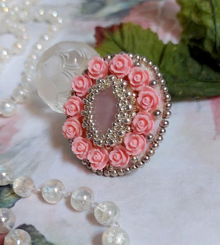 Parisian Roses ring broderet med en kvarts cabochon prydet med harpiks roser og rocailles