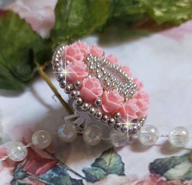 Parisian Roses ring broderet med en kvarts cabochon prydet med harpiks roser og rocailles