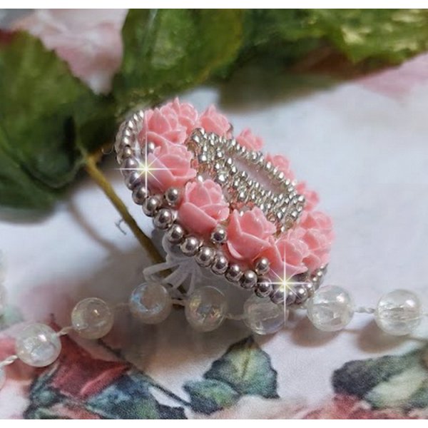 Parisian Roses ring broderet med en kvarts cabochon prydet med harpiks roser og rocailles