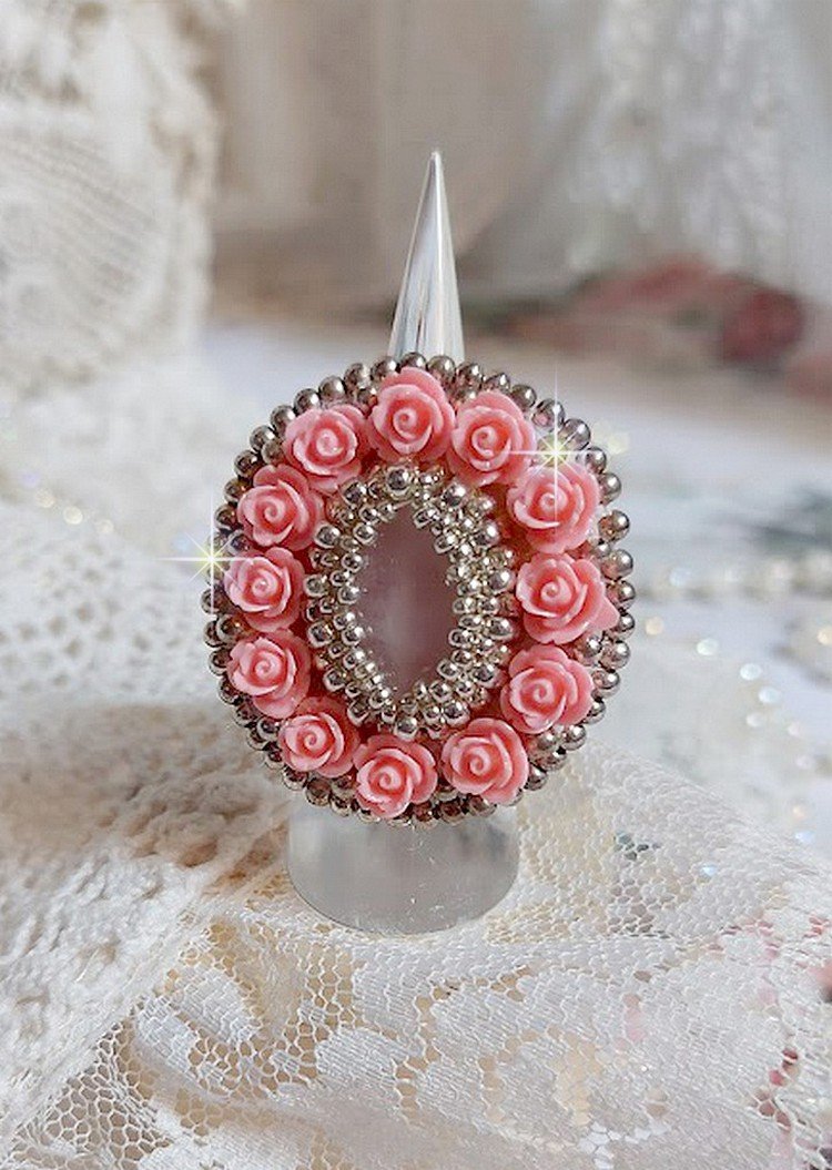 Parisian Roses ring broderet med en kvarts cabochon prydet med harpiks roser og rocailles