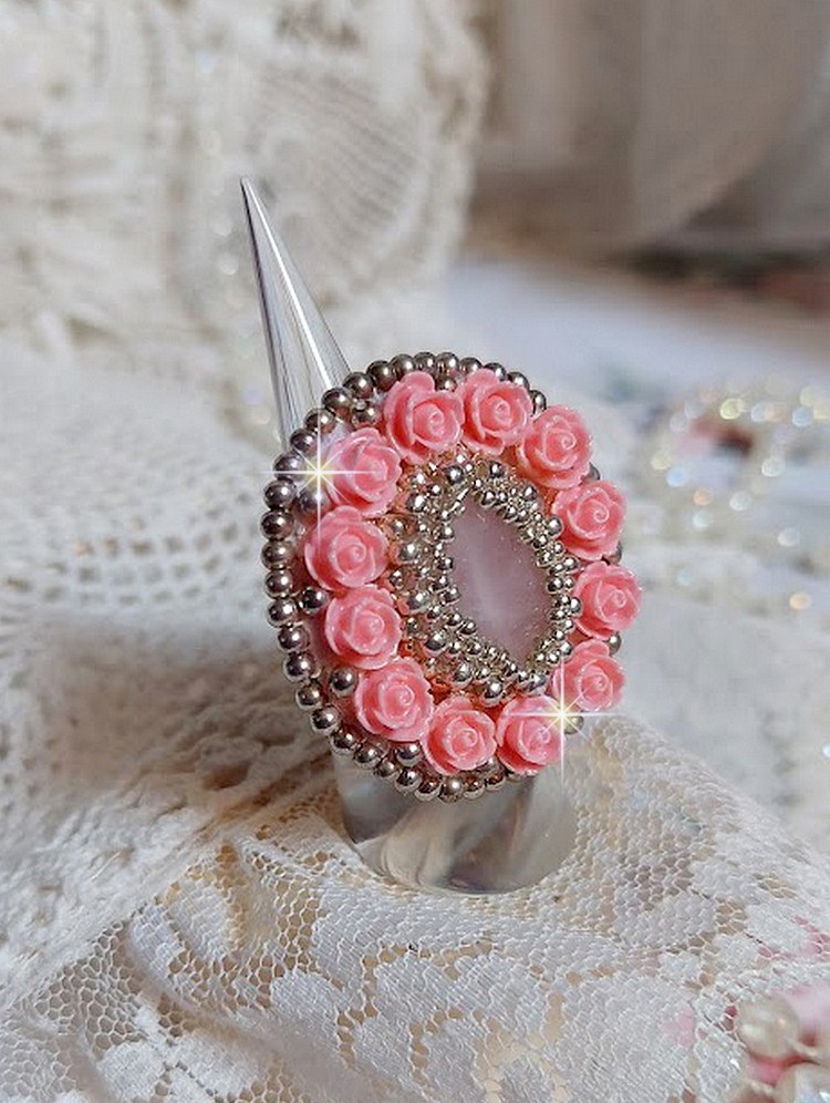 Parisian Roses ring broderet med en kvarts cabochon prydet med harpiks roser og rocailles