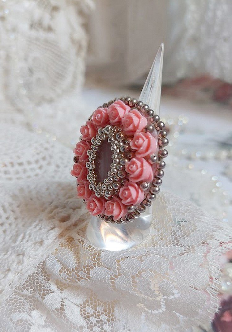 Parisian Roses ring broderet med en kvarts cabochon prydet med harpiks roser og rocailles