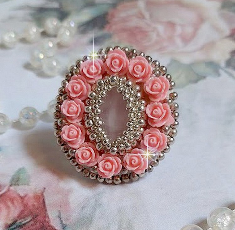 Parisian Roses ring broderet med en kvarts cabochon prydet med harpiks roser og rocailles