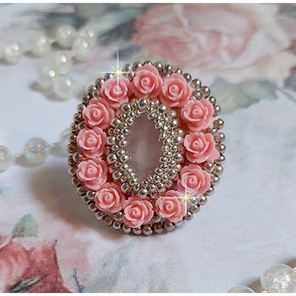 Parisian Roses ring broderet med en kvarts cabochon prydet med harpiks roser og rocailles