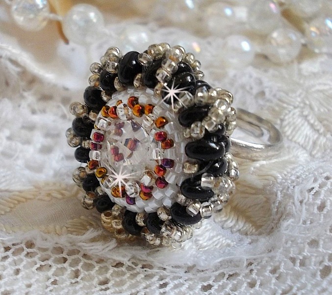 Passion ring broderet med Swarovski krystal og fr&oslash;perler 