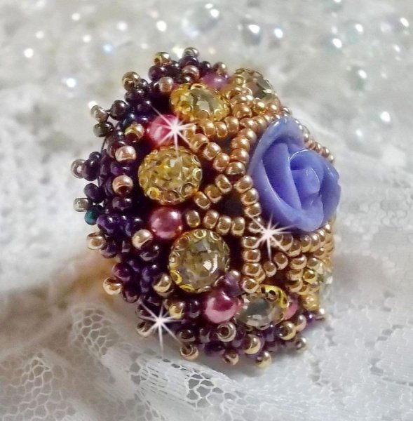 La Passionn&eacute;e de Venise ring broderet med en lilla resin blomst og Crystal rhinestones