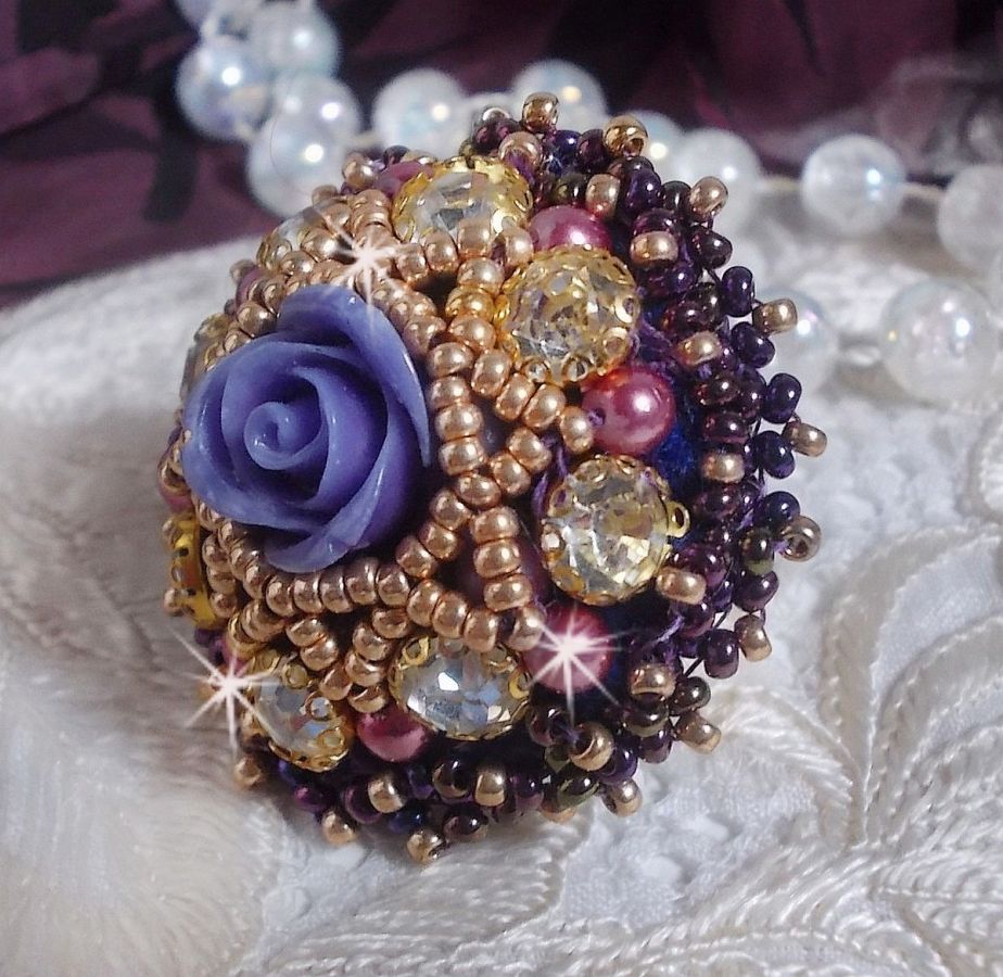 La Passionnée de Venise ring broderet med en lilla resin blomst og Crystal rhinestones