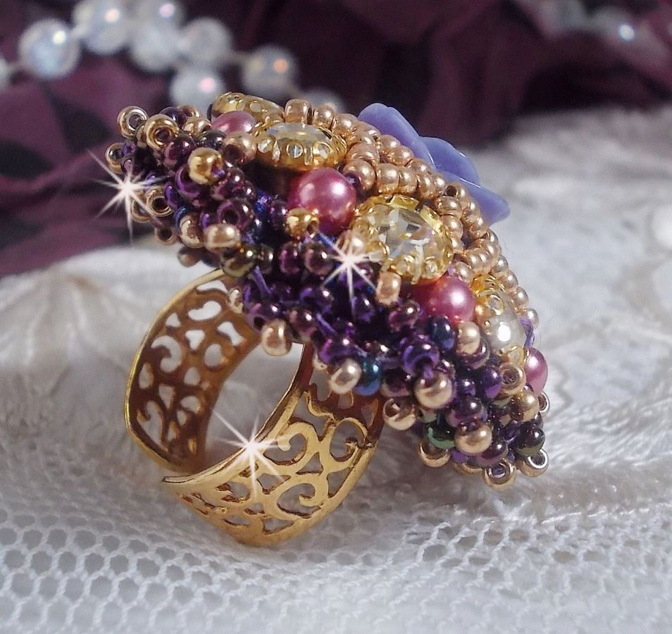 La Passionnée de Venise ring broderet med en lilla resin blomst og Crystal rhinestones