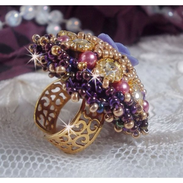 La Passionn&eacute;e de Venise ring broderet med en lilla resin blomst og Crystal rhinestones