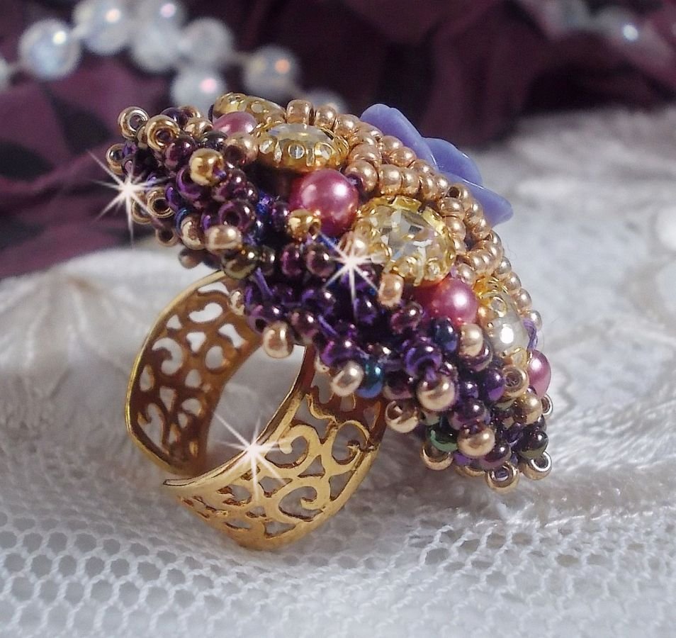 La Passionnée de Venise ring broderet med en lilla resin blomst og Crystal rhinestones