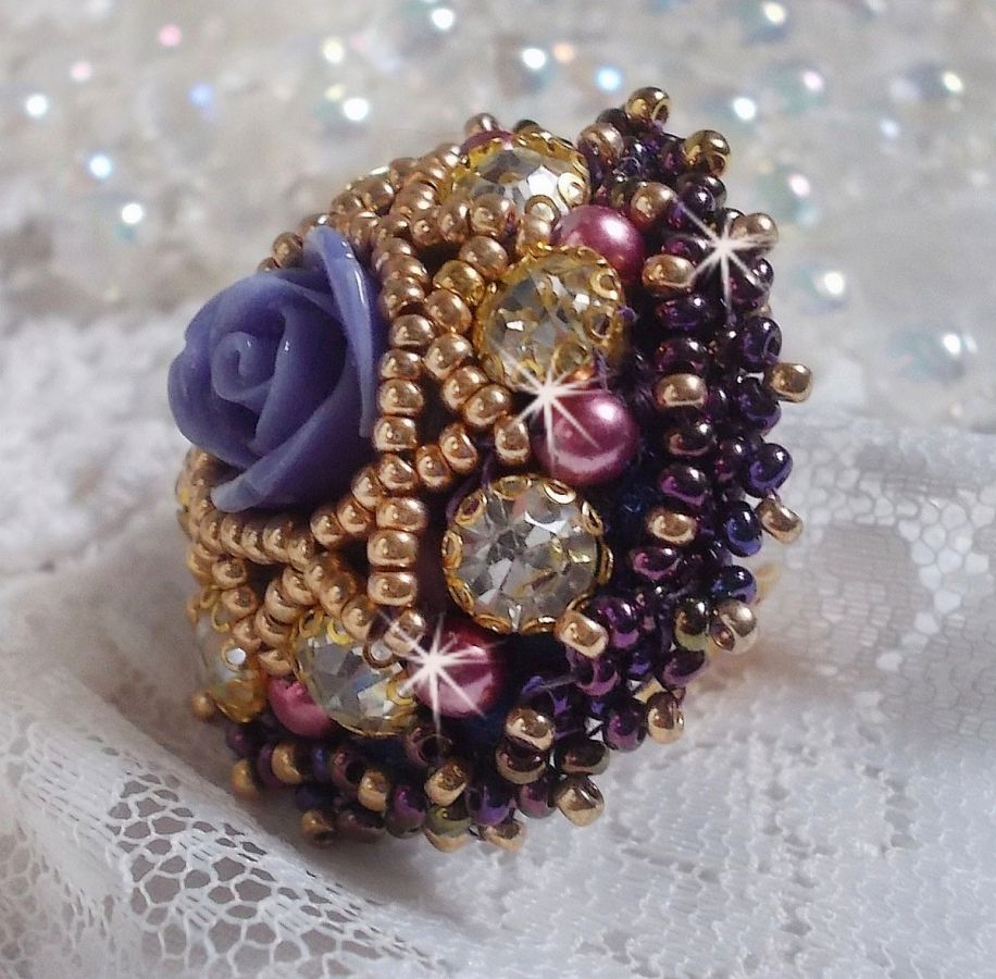 La Passionnée de Venise ring broderet med en lilla resin blomst og Crystal rhinestones