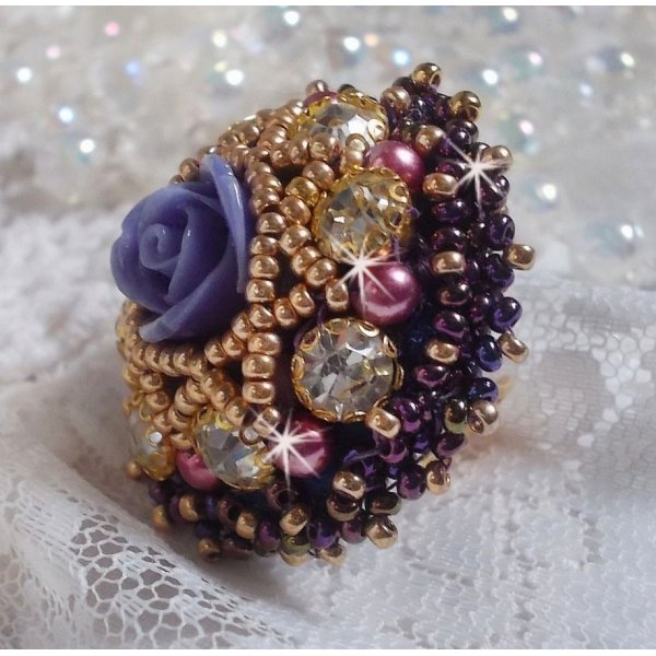 La Passionn&eacute;e de Venise ring broderet med en lilla resin blomst og Crystal rhinestones