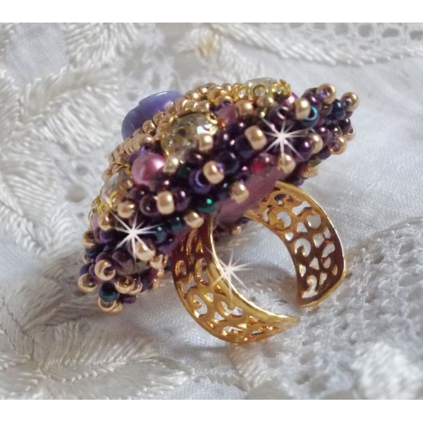 La Passionn&eacute;e de Venise ring broderet med en lilla resin blomst og Crystal rhinestones