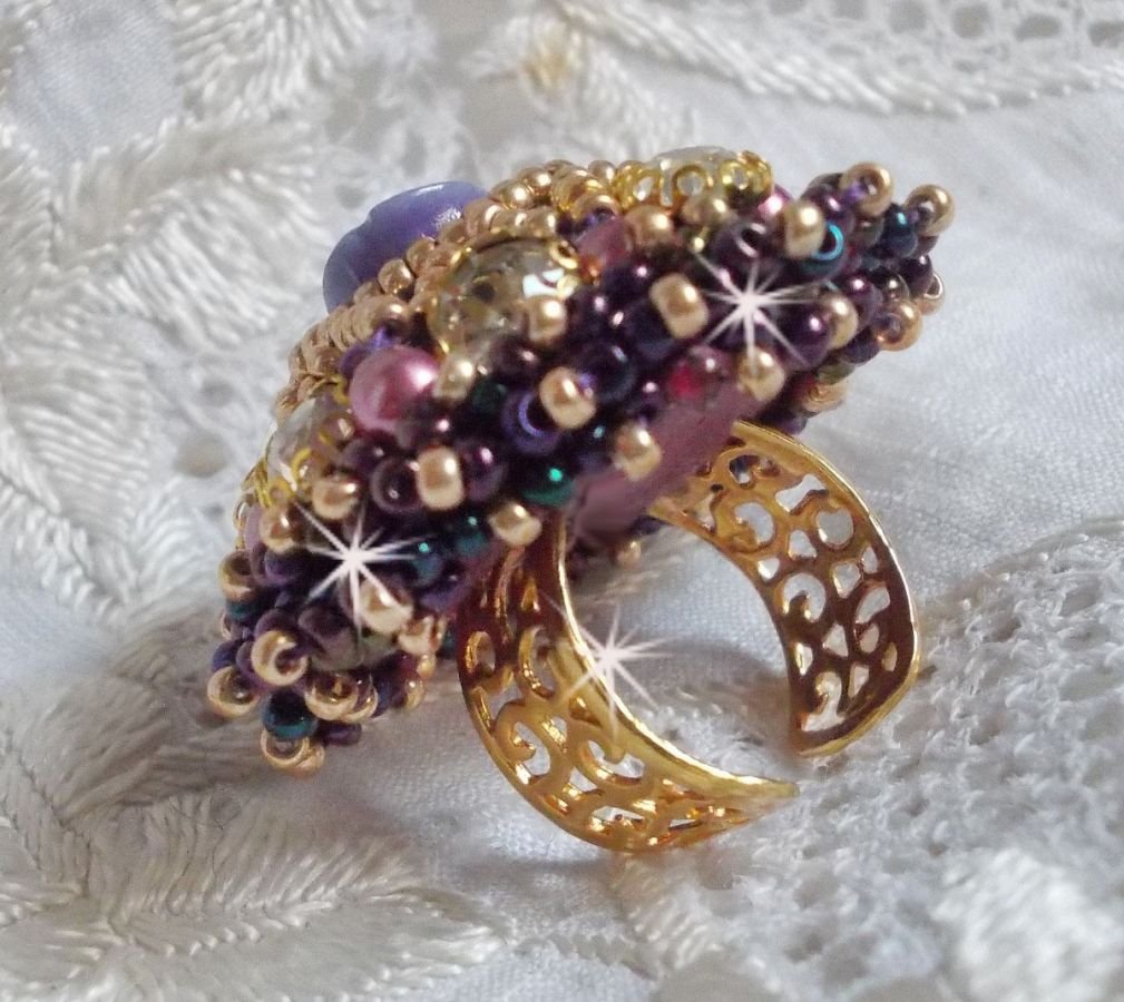 La Passionnée de Venise ring broderet med en lilla resin blomst og Crystal rhinestones