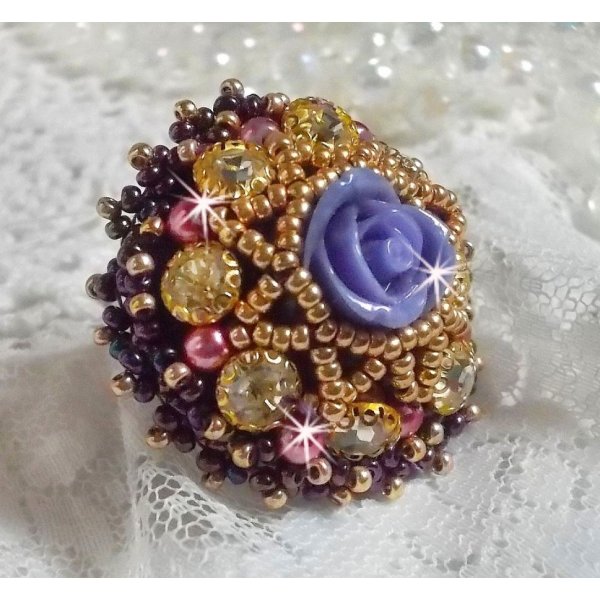 La Passionn&eacute;e de Venise ring broderet med en lilla resin blomst og Crystal rhinestones