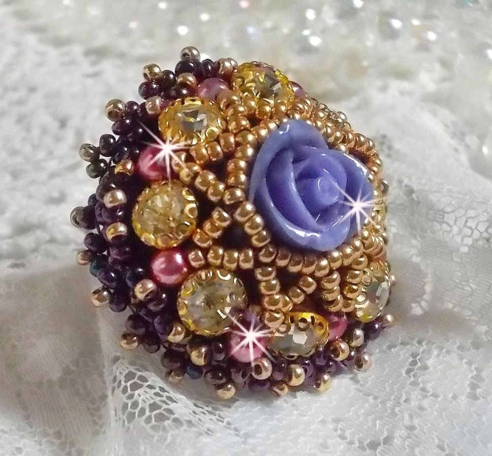 La Passionnée de Venise ring broderet med en lilla resin blomst og Crystal rhinestones