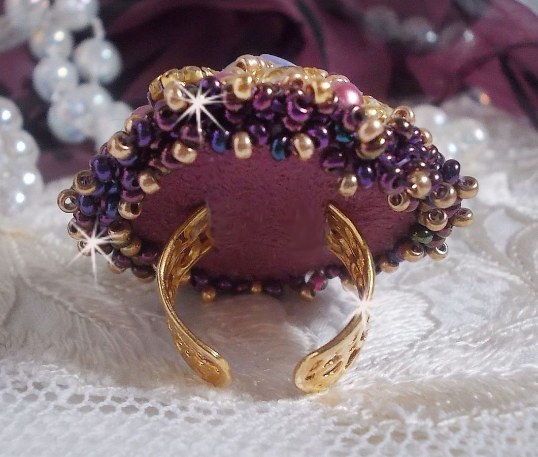 La Passionnée de Venise ring broderet med en lilla resin blomst og Crystal rhinestones