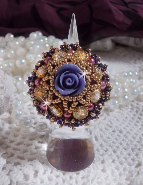 La Passionn&eacute;e de Venise ring broderet med en lilla resin blomst og Crystal rhinestones